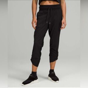 🍋 LULULEMON Dance Studio Mid-Rise Crop 25"
Black Size 4